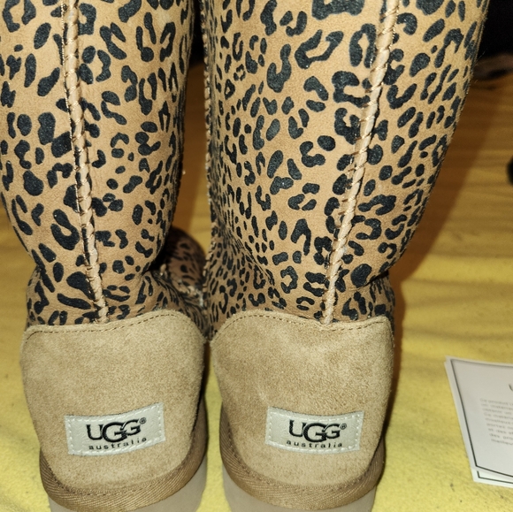 Genuine UGG Boots - Picture 5 of 9